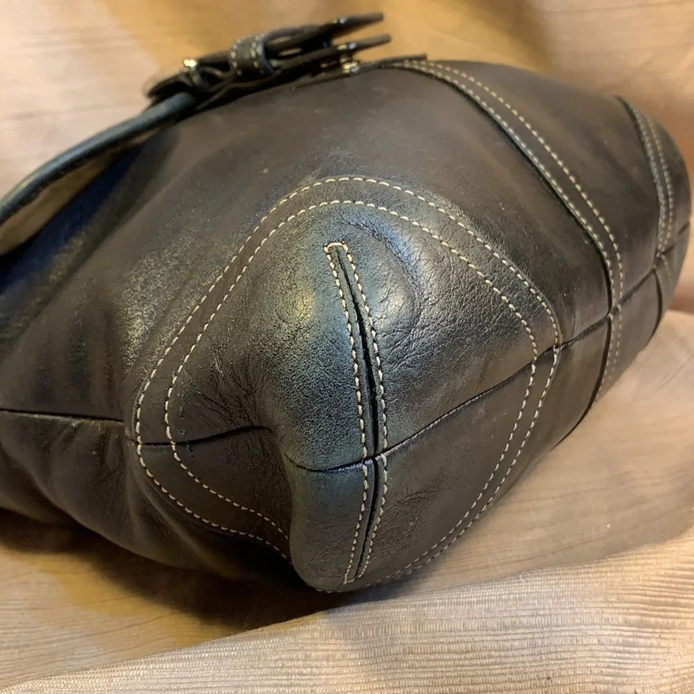 Coach vintage shoulder bag w/2 large compartments